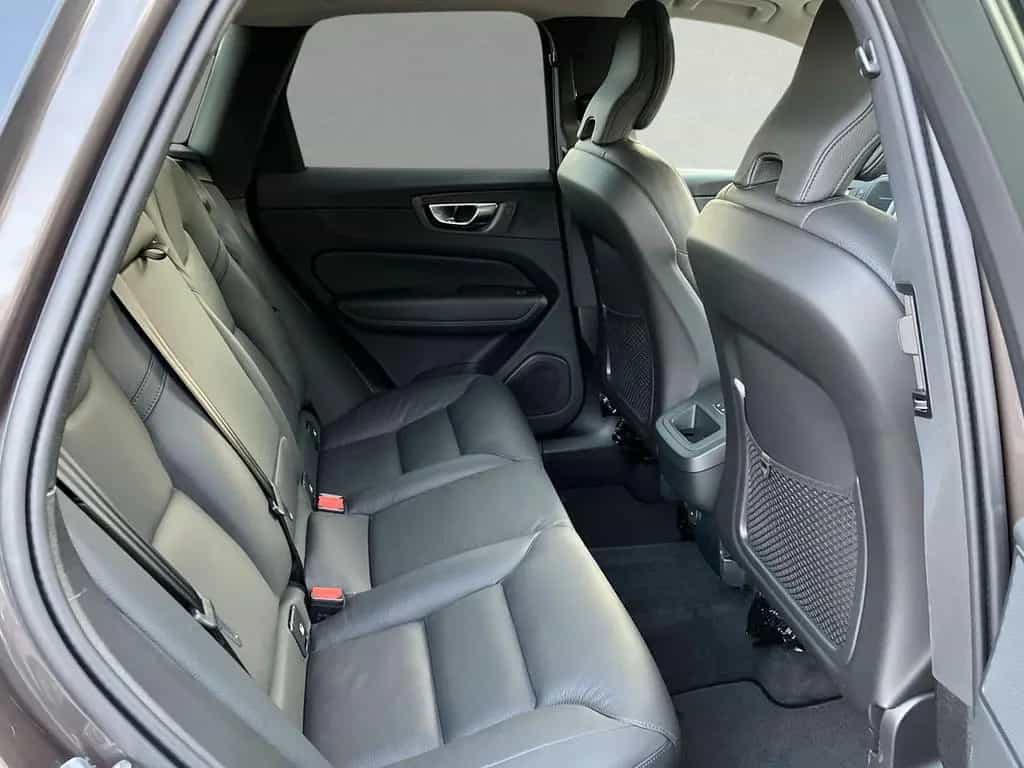 Volvo XC60 B5 AWD Plus Dark  ACC BLIS SD LED 02/2025-photo-4