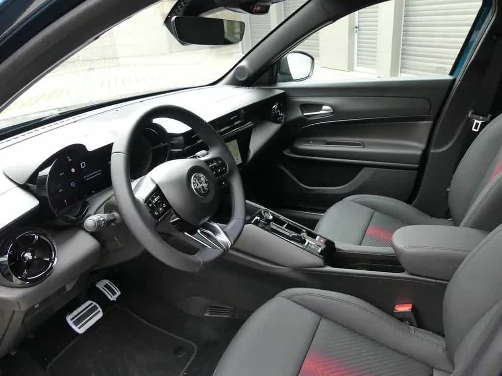Alfa Romeo Junior IBRIDA Q4 1.2 VGT 145PS DCT6 SCHIEBEDACH 01/2026-photo-10
