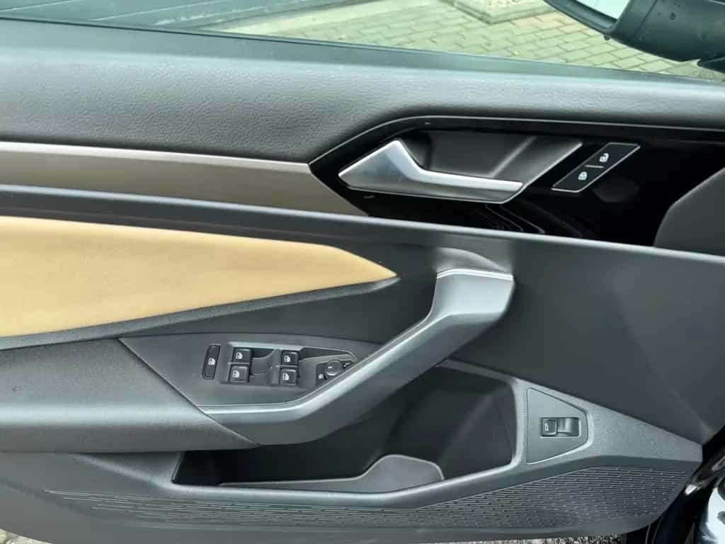 Volkswagen Jetta Sport 1.4 TSI Automatik Panoramadach LED 07/2019-photo-24