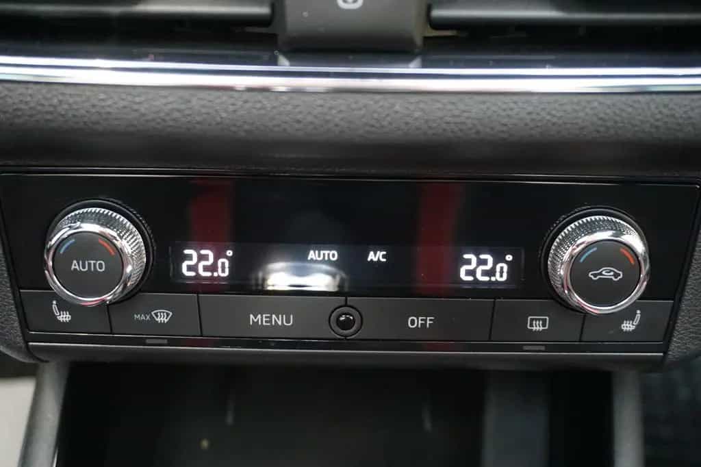Skoda Kamiq Monte Carlo DSG, NAVI, GLASDACH, LED, AHZV 04/2020-photo-9