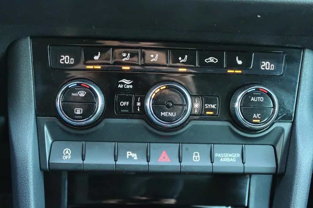 Skoda Karoq 1.5l Style DSG /AHK/LED 11/2017-photo-17
