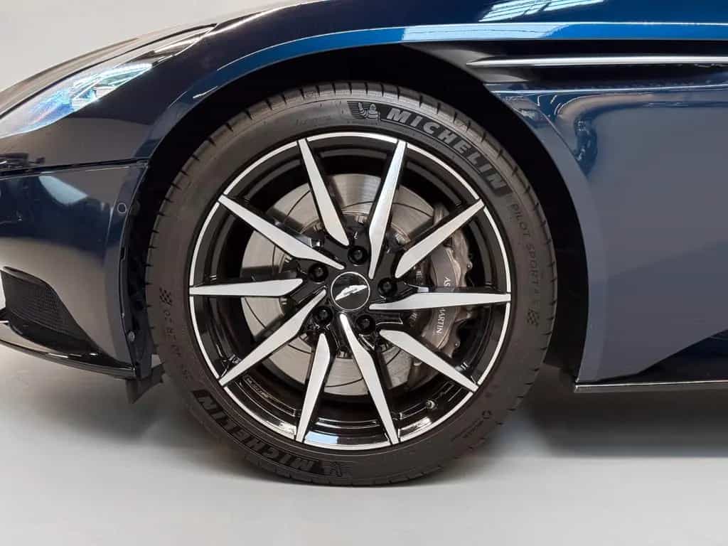 Aston Martin DB11 V8 09/2018-photo-15