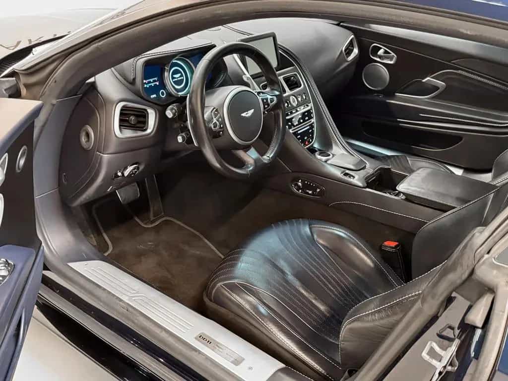 Aston Martin DB11 V8 09/2018-photo-16