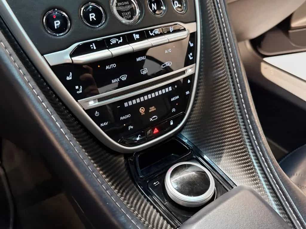 Aston Martin DB11 V8 09/2018-photo-21