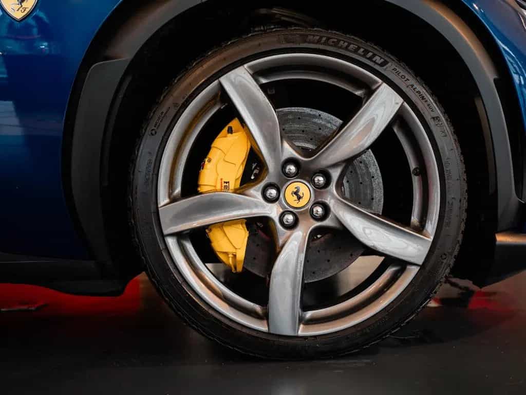Ferrari Purosangue Panoramadach*Massagesitze*LED-Lenkrad 12/2023-photo-9