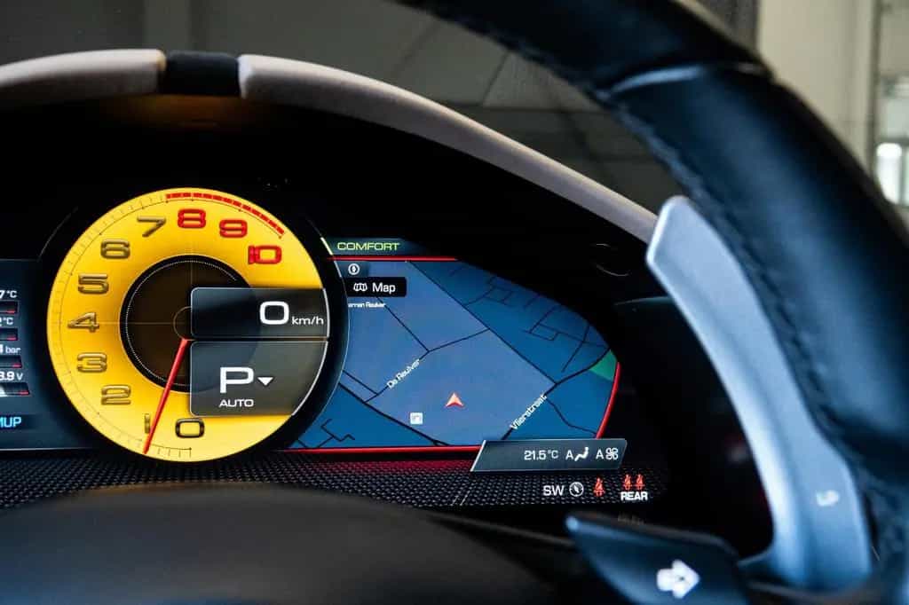 Ferrari Roma V8 Sonderausstattung Werksgarantie 2028 01/2020-photo-30