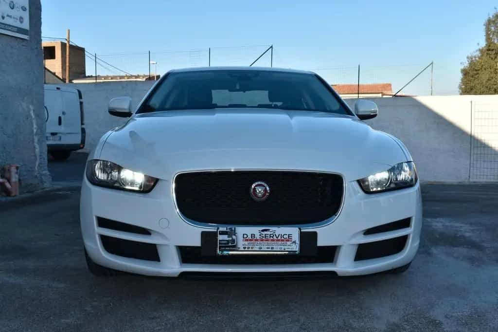 Jaguar XE 09/2016-photo-9