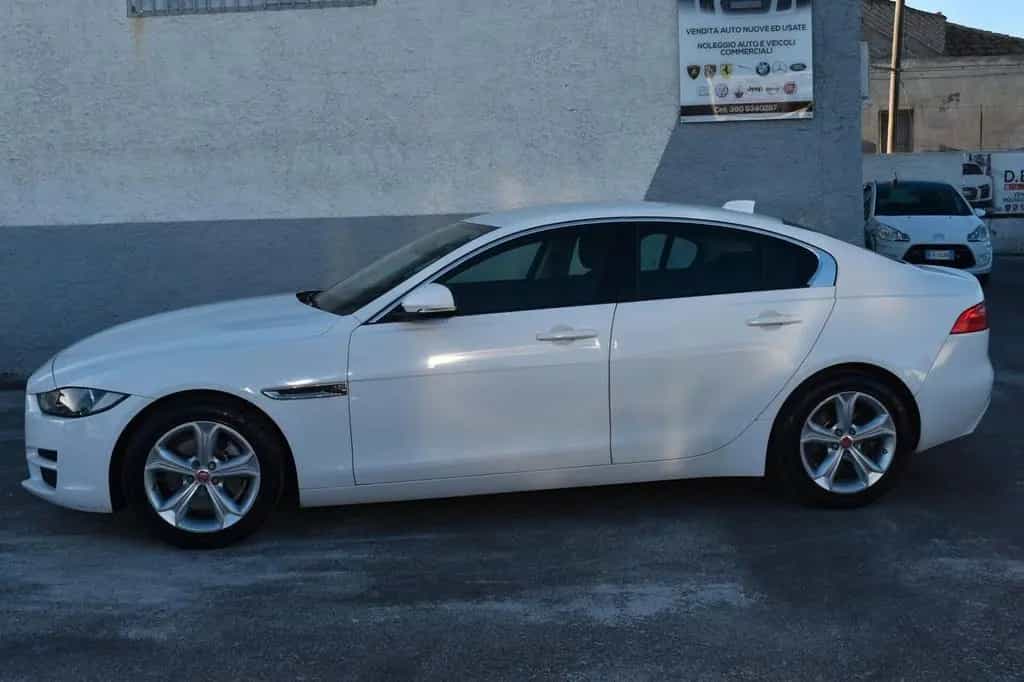 Jaguar XE 09/2016-photo-2