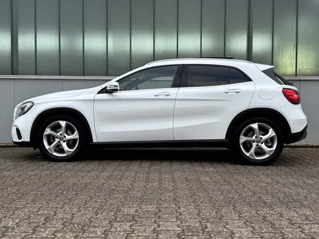 Mercedes-Benz GLA 180 Urban *PANORAMA|LED|NAVI|CAM* 11/2018-photo-2