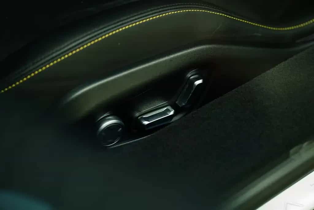 Lotus Emira I4 AUT 08/2024-photo-17
