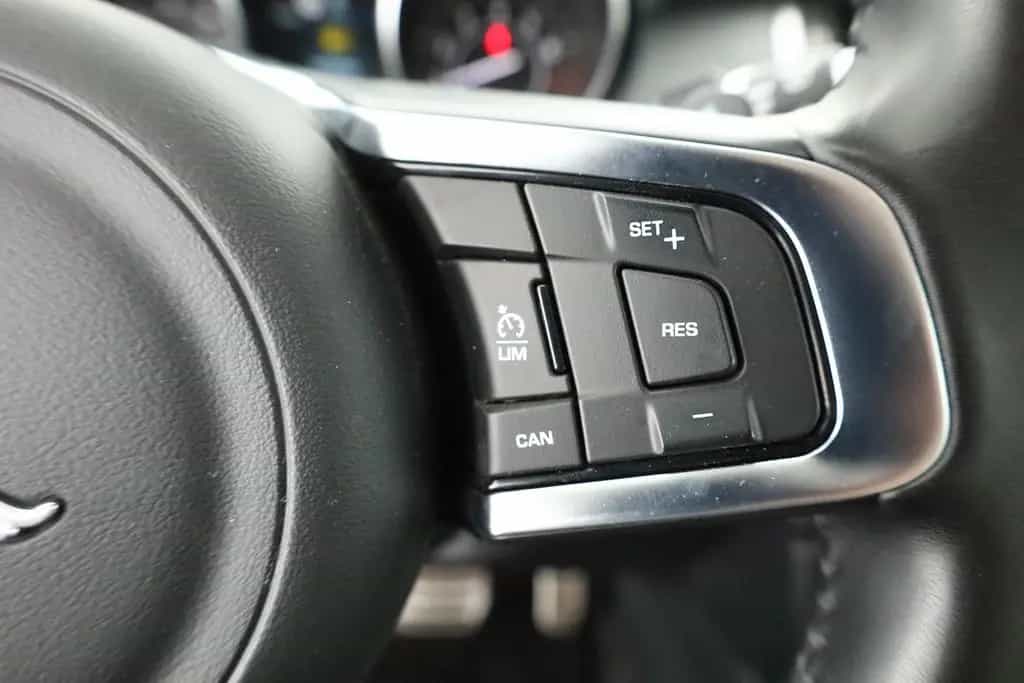 Jaguar E-Pace 2.0 R-Dynamic SE AWD LED Kamera AHK Leder 10/2019-photo-16