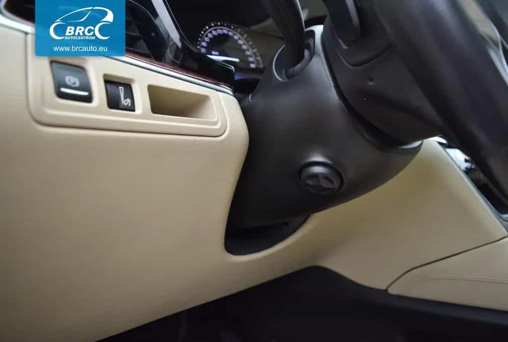 Cadillac XT5 AWD 10/2016-photo-9