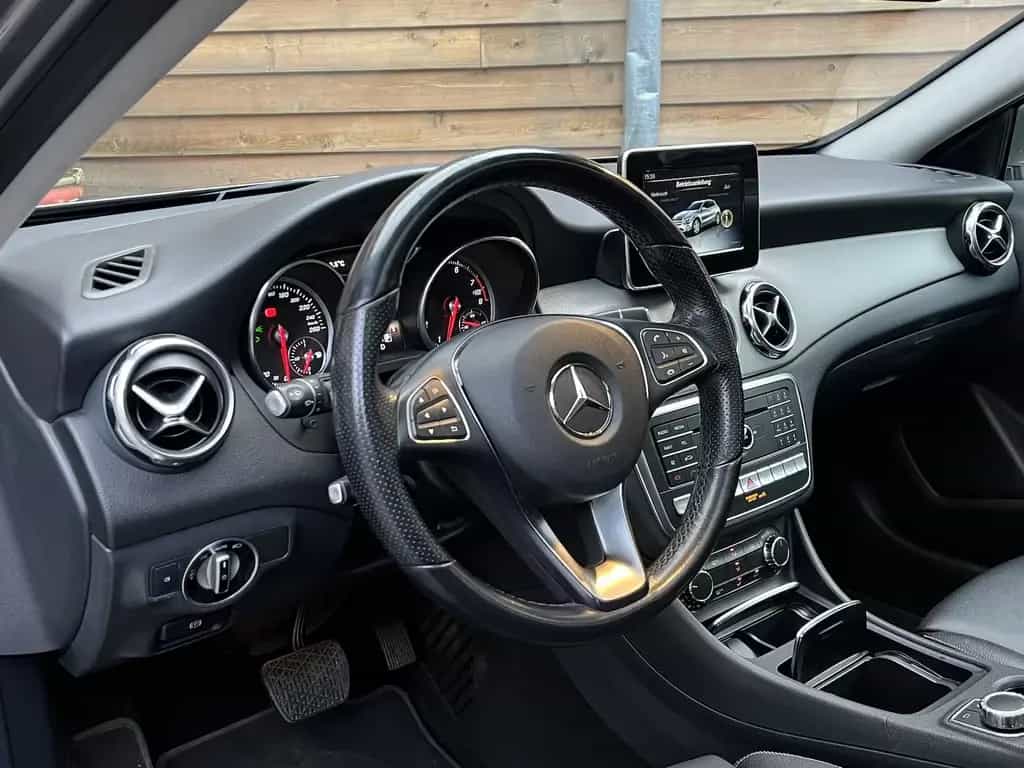 Mercedes-Benz GLA 250 4Matic LED Navi Pano Kamera GJR 05/2019-photo-17