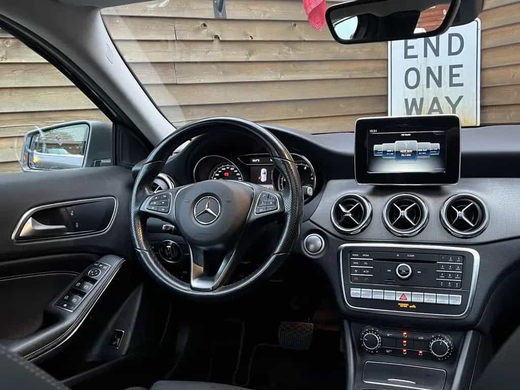 Mercedes-Benz GLA 250 4Matic LED Navi Pano Kamera GJR 05/2019-photo-23