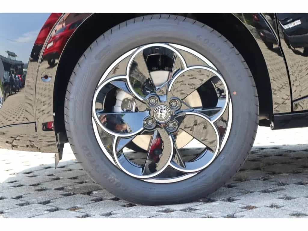 Alfa Romeo Junior IBRIDA Q4 1.2 VGT 145PS DCT6 SCHIEBEDACH 01/2026-photo-34
