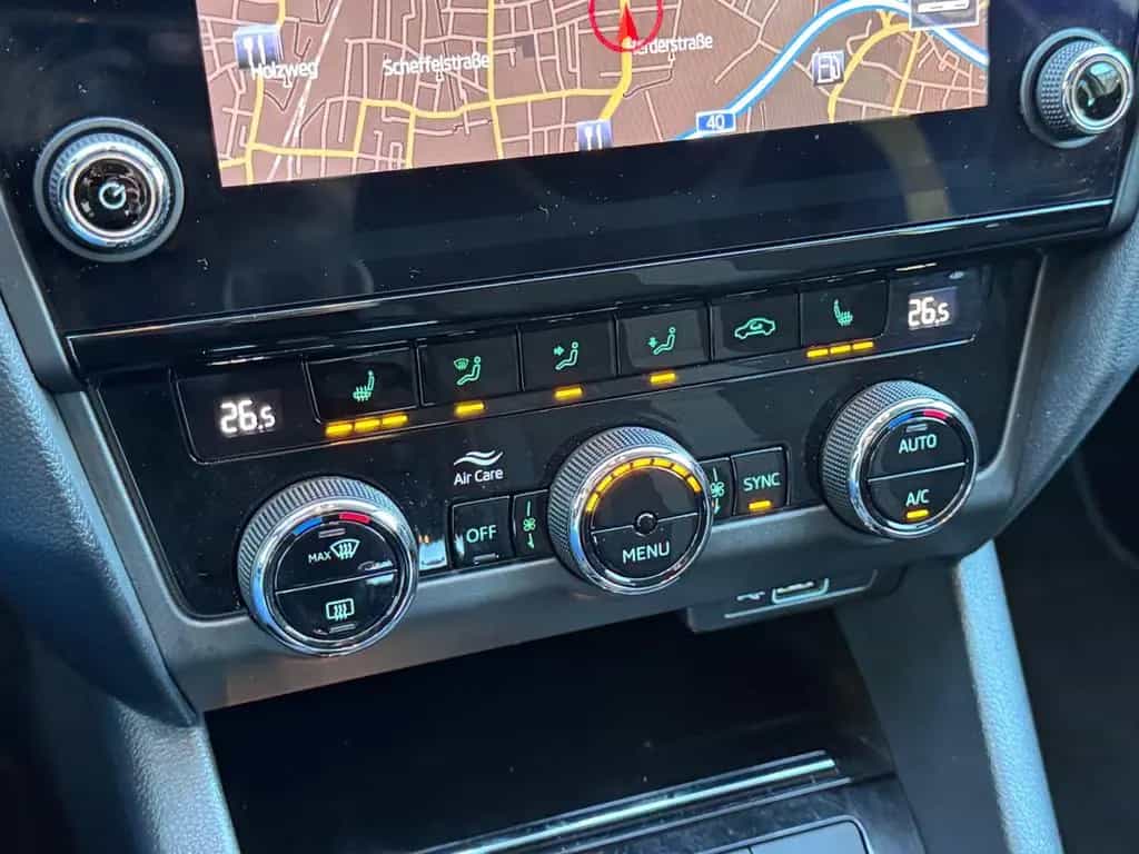 Skoda Octavia Combi DSG Style NAVI,LED,SPORT,18"LM,TOP 06/2019-photo-8