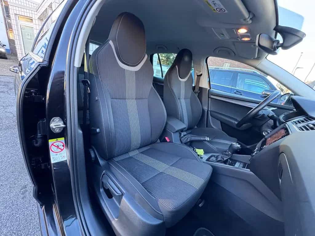 Skoda Octavia Combi DSG Style NAVI,LED,SPORT,18"LM,TOP 06/2019-photo-3