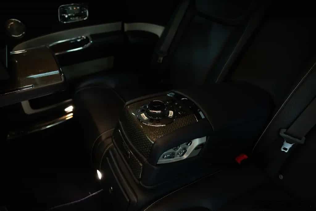 Rolls-Royce Ghost Black Badge | Bespoke | Theatre config. 09/2018-photo-13