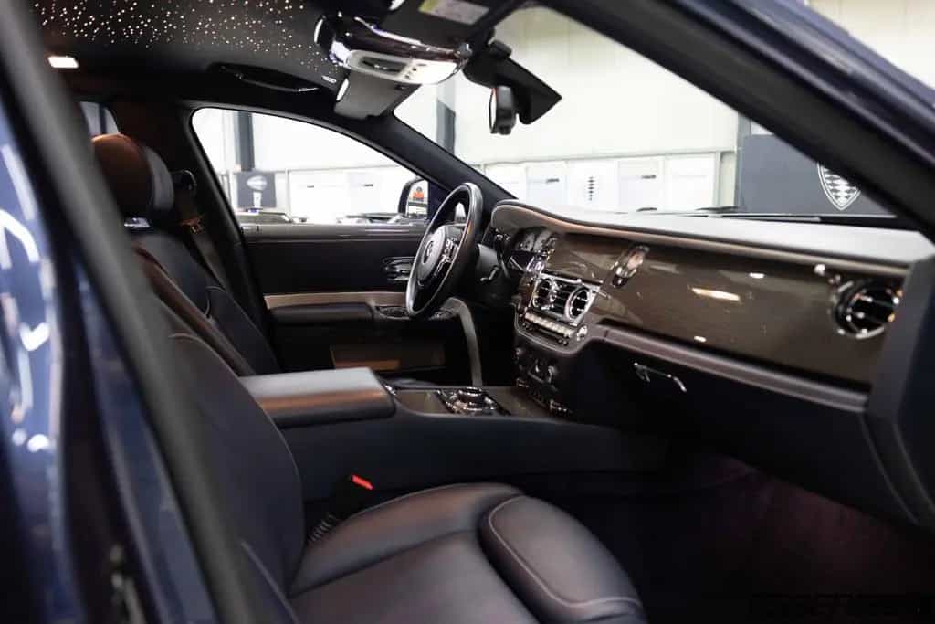 Rolls-Royce Ghost Black Badge | Bespoke | Theatre config. 09/2018-photo-14