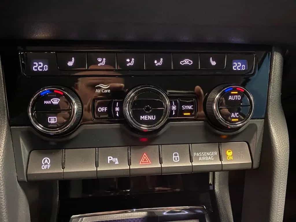 Skoda Karoq 1.5 TSI Style+AHK schwenk+LED+NAVIGATION+ 04/2018-photo-26