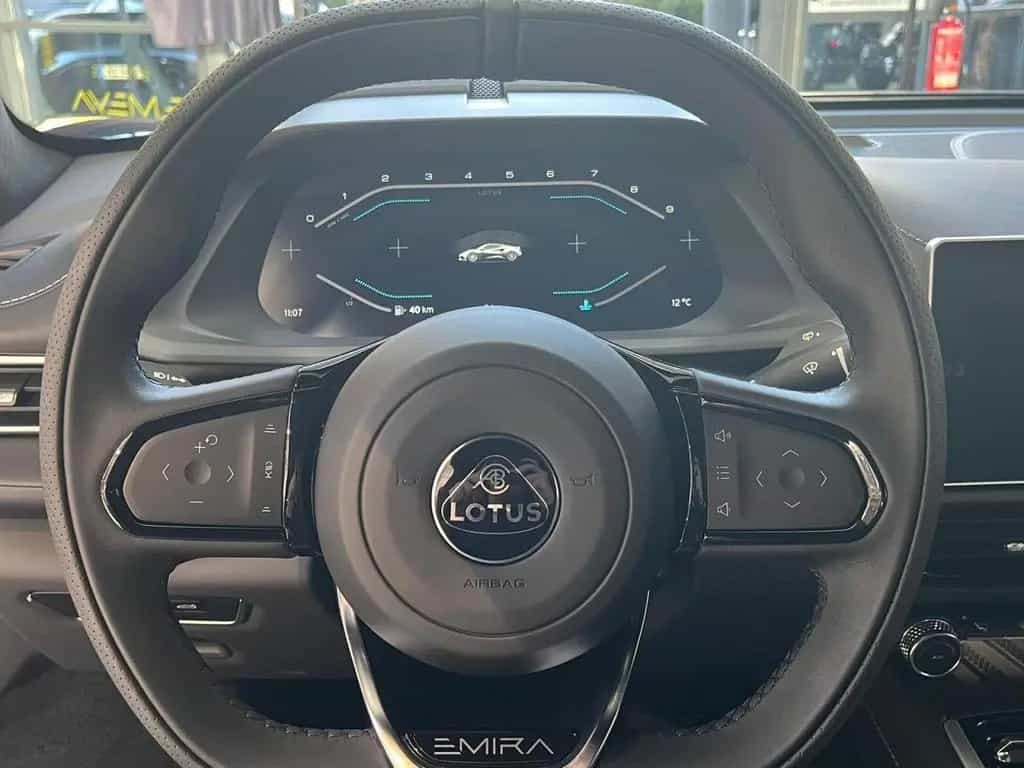 Lotus Emira V6 SE null-photo-10