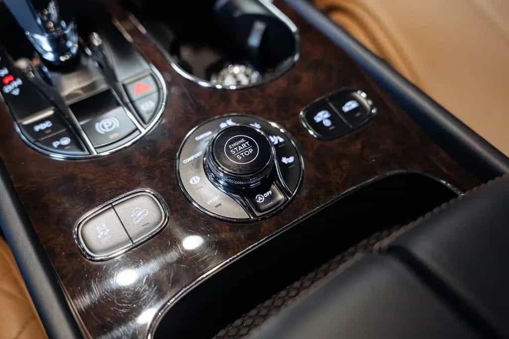 Bentley Bentayga 6.0/W12/4WD/Pano/Massage/360/ACC 03/2017-photo-29