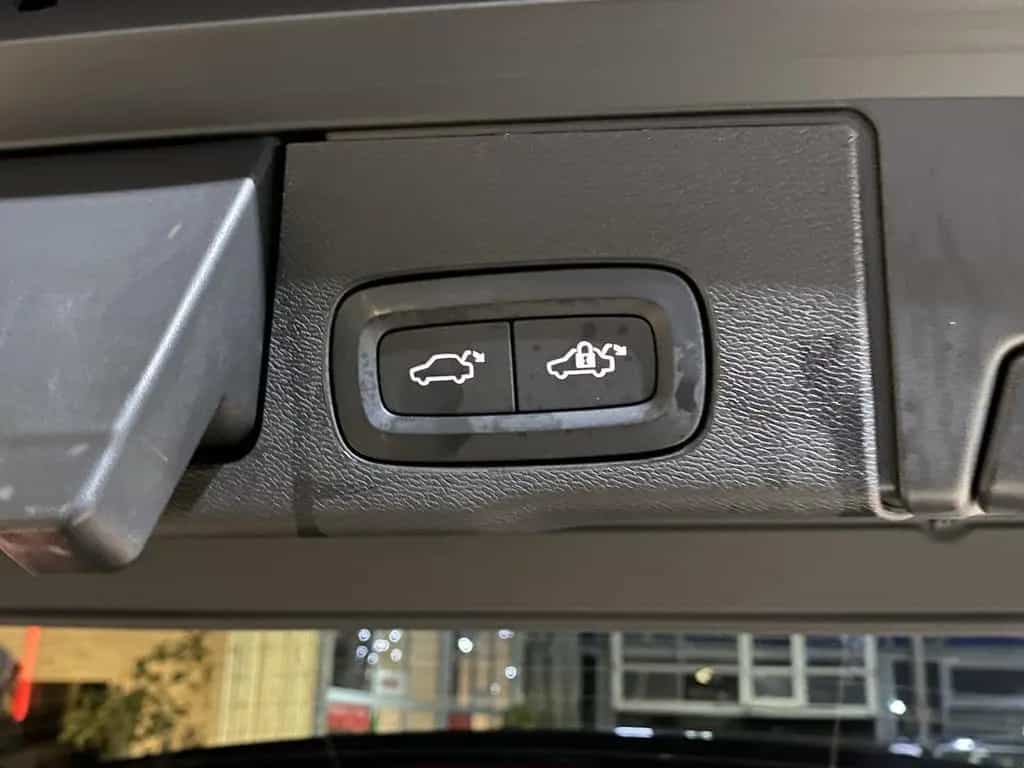 Volvo XC60 Ultimate Dark*AWD*HUD*360Cam*LED*SHZ*Pano* 10/2022-photo-6