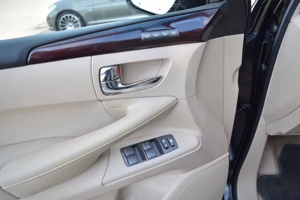 Lexus LX 570 07/2010-photo-17