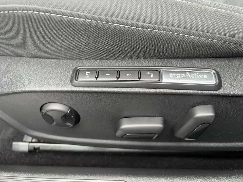 Volkswagen Golf VIII Style 1.5 eTSI DSG LED PDC MASSAGE TRA 02/2021-photo-15