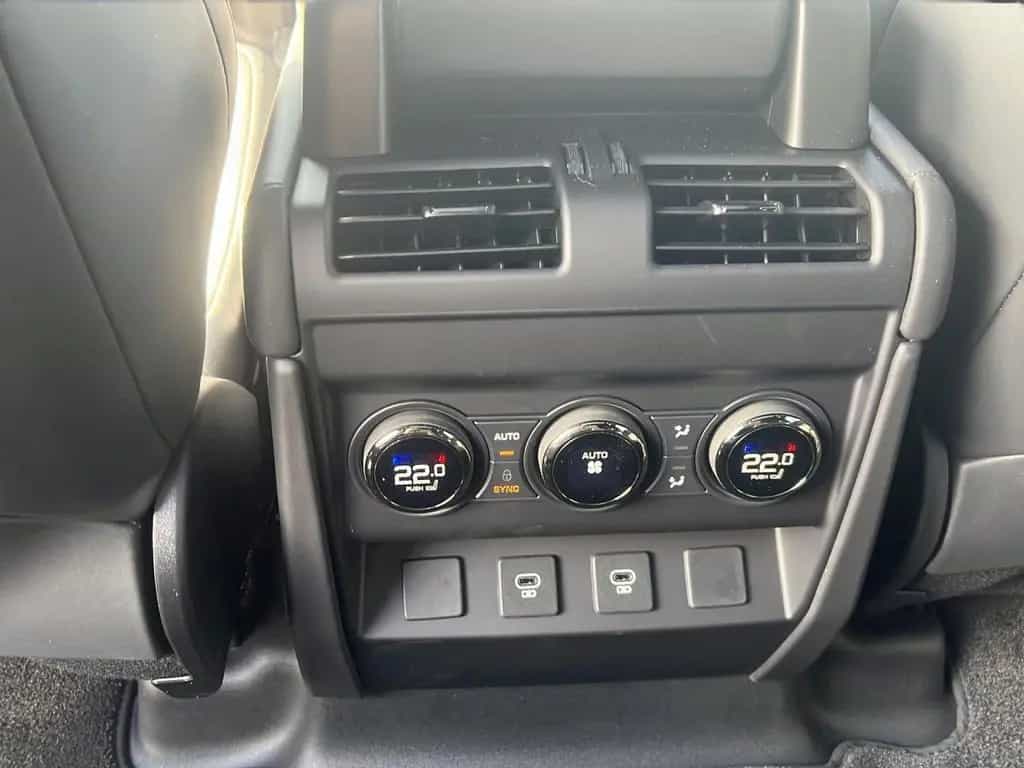 Land Rover Defender 110 P635 OCTA 07/2025-photo-11