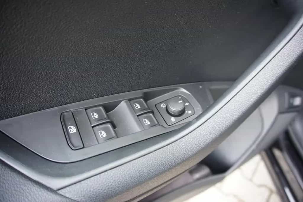 Skoda Karoq 1.5TSI DSG AHK Navi/MirrorLi Kamera LED 02/2024-photo-14