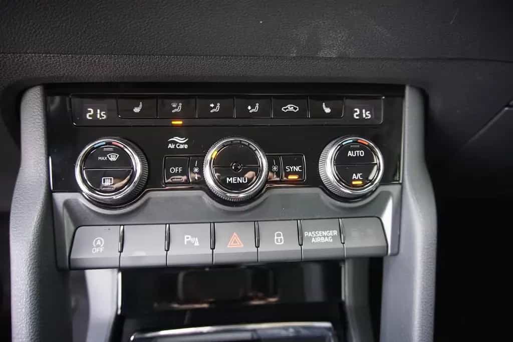 Skoda Karoq 1.5TSI DSG AHK Navi/MirrorLi Kamera LED 02/2024-photo-8