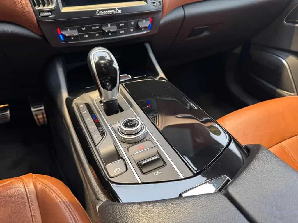 Maserati Levante Diesel - *NICE CONDITION* 03/2018-photo-16