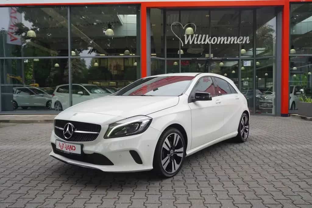 Mercedes-Benz A-Class A220 4Matic Urban 4-Matic 7G-DCT LED Totwinkel 08/2017-photo-1