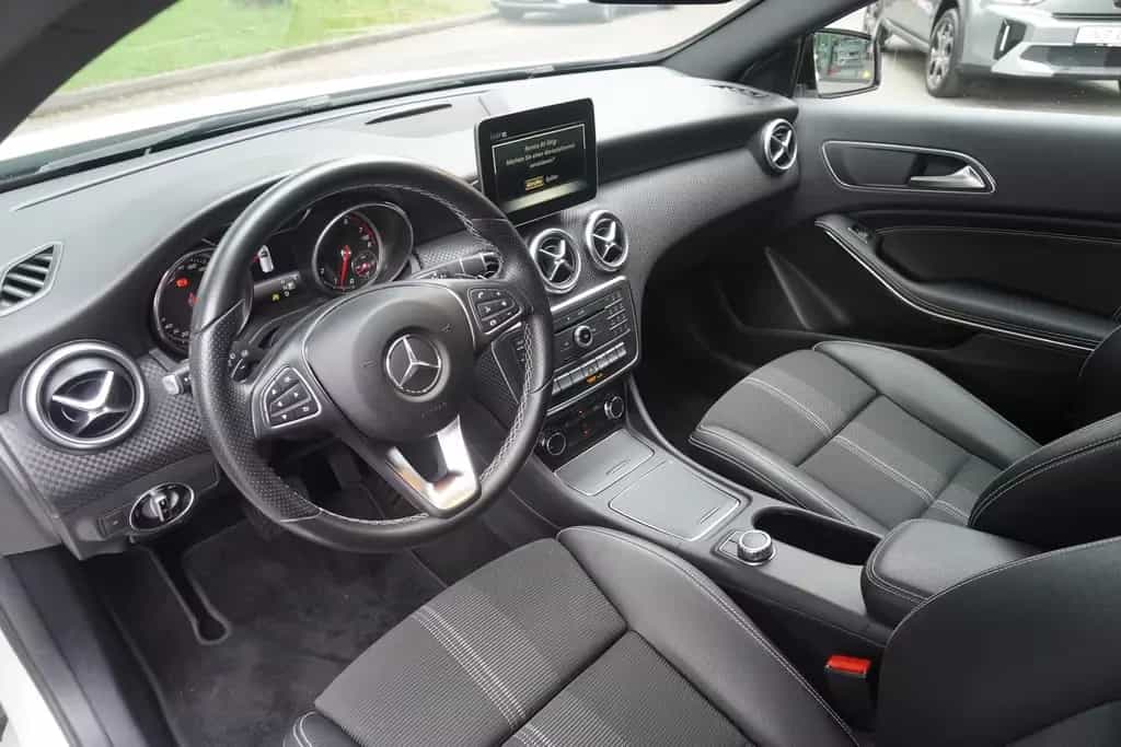 Mercedes-Benz A-Class A220 4Matic Urban 4-Matic 7G-DCT LED Totwinkel 08/2017-photo-9