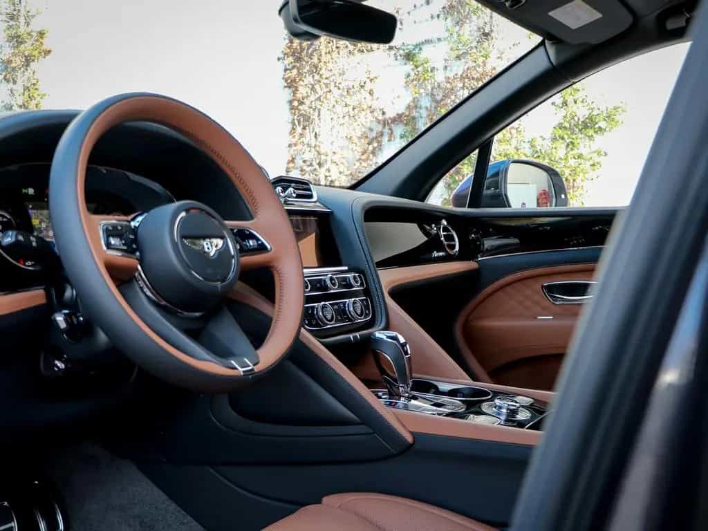 Bentley Bentayga EWB Azure V8 4.0 550hp 11/2025-photo-12