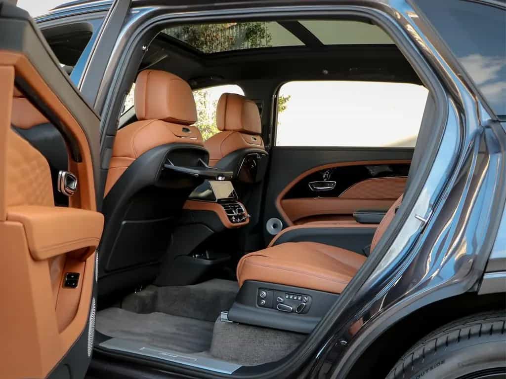 Bentley Bentayga EWB Azure V8 4.0 550hp 11/2025-photo-16