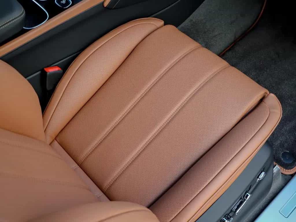 Bentley Bentayga EWB Azure V8 4.0 550hp 11/2025-photo-19
