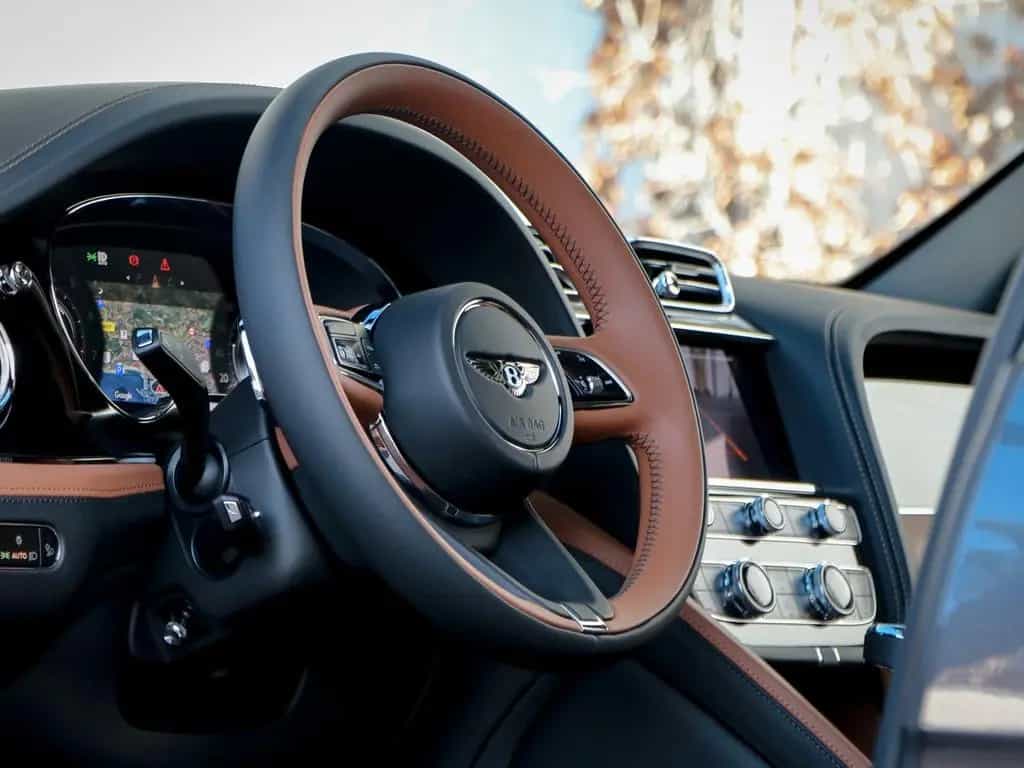 Bentley Bentayga EWB Azure V8 4.0 550hp 11/2025-photo-20