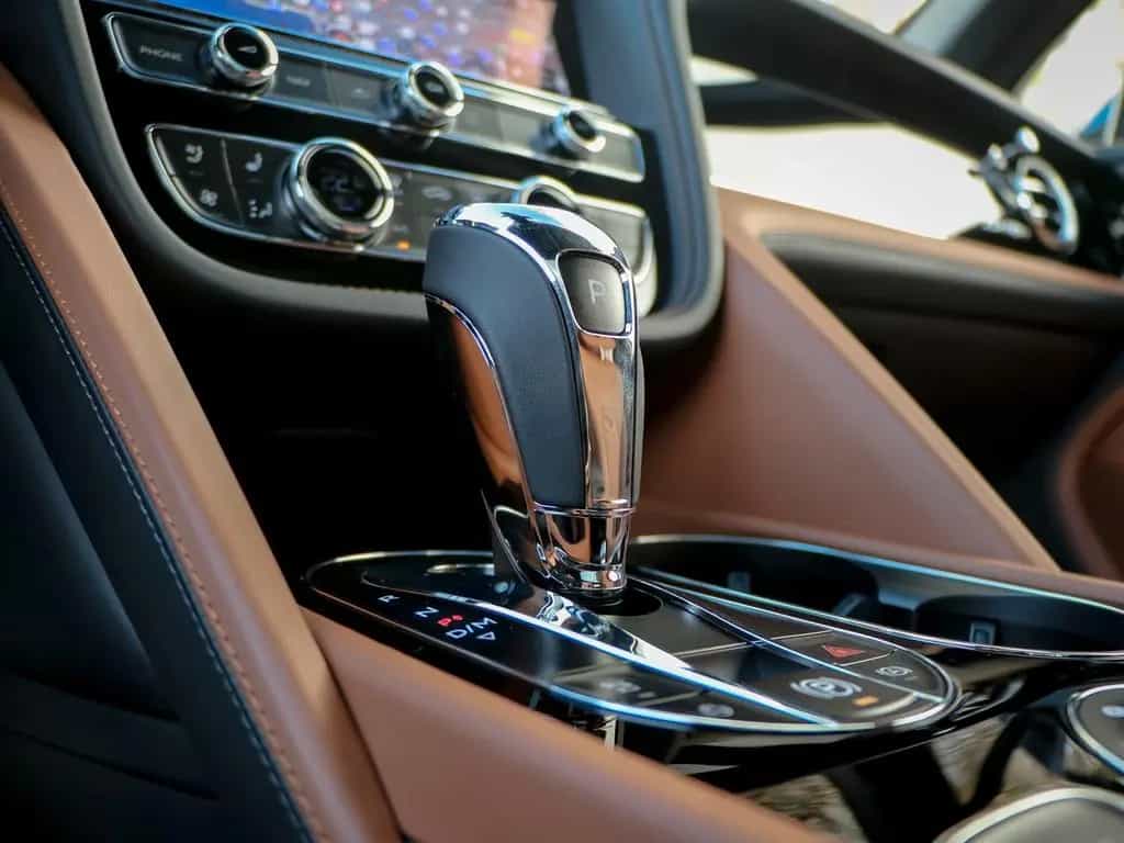 Bentley Bentayga EWB Azure V8 4.0 550hp 11/2025-photo-24