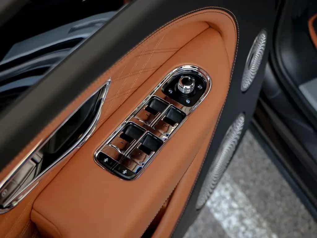 Bentley Bentayga EWB Azure V8 4.0 550hp 11/2025-photo-27