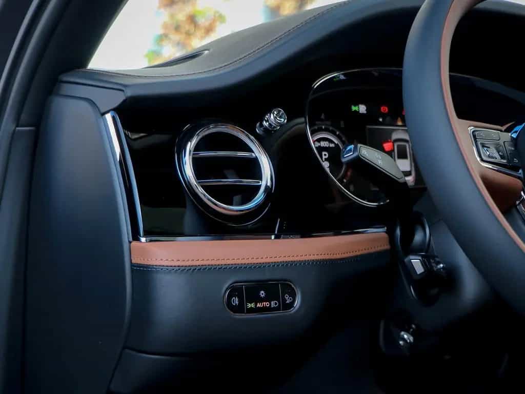 Bentley Bentayga EWB Azure V8 4.0 550hp 11/2025-photo-28