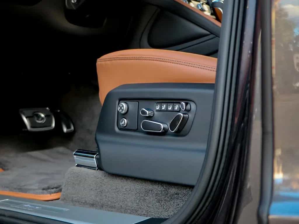 Bentley Bentayga EWB Azure V8 4.0 550hp 11/2025-photo-29