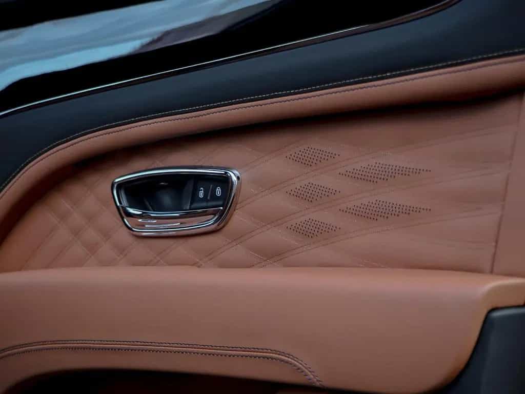 Bentley Bentayga EWB Azure V8 4.0 550hp 11/2025-photo-30