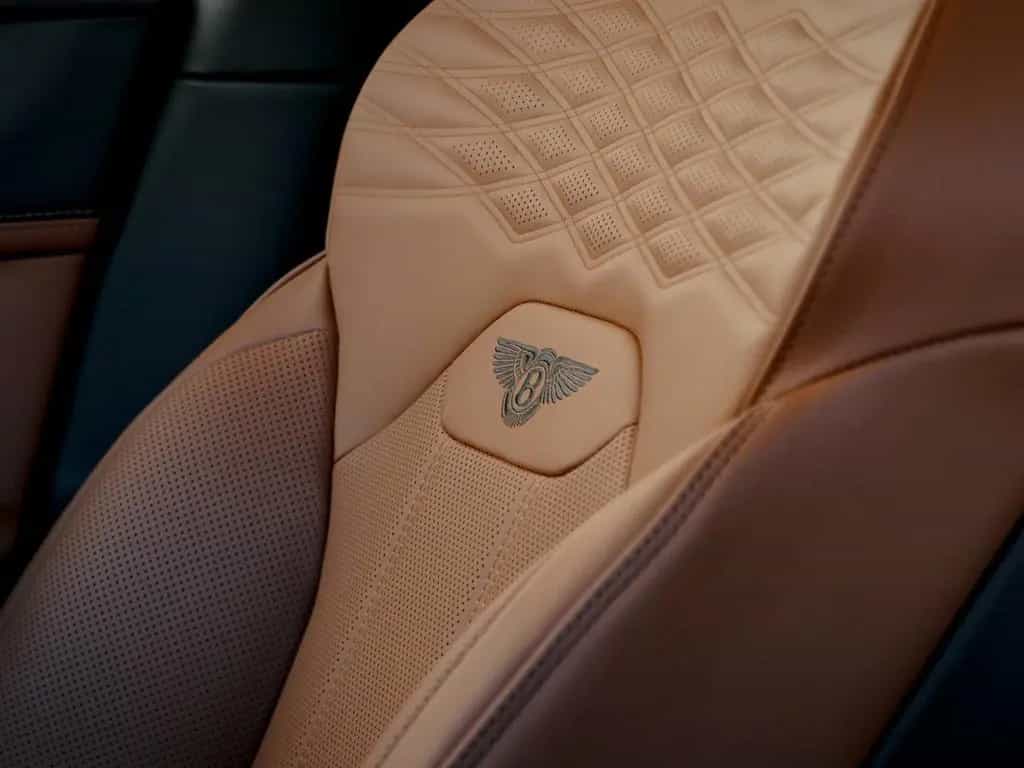 Bentley Bentayga EWB Azure V8 4.0 550hp 11/2025-photo-32