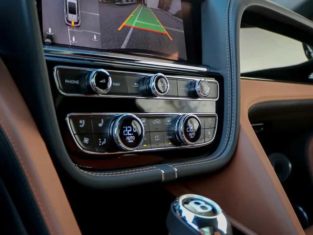 Bentley Bentayga EWB Azure V8 4.0 550hp 11/2025-photo-38