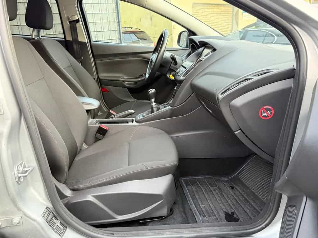 Ford Focus Turnier Business Navi Tempomat AHK 09/2016-photo-19