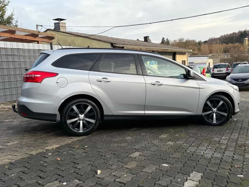 Ford Focus Turnier Business Navi Tempomat AHK 09/2016-photo-4