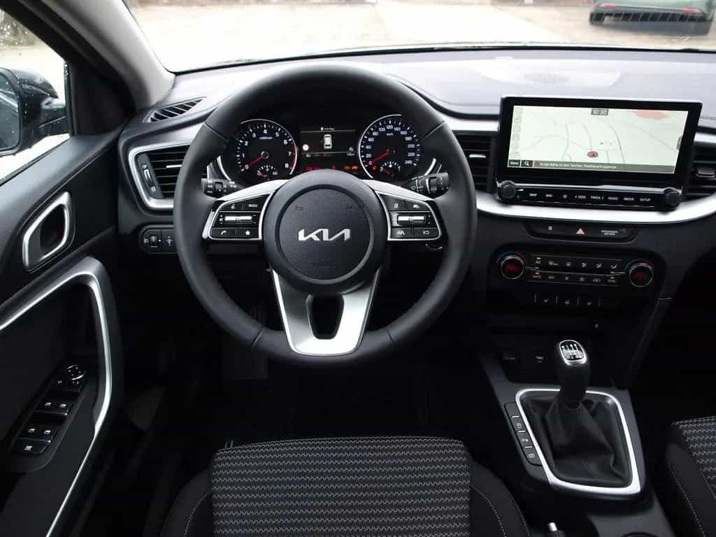 Kia Ceed SW 1.5T 2xPDC LED SMARTKEY NAVI 17"ALU 04/2025-photo-12