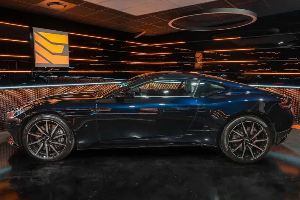 Aston Martin DB11 5.2 V12 09/2017-photo-1